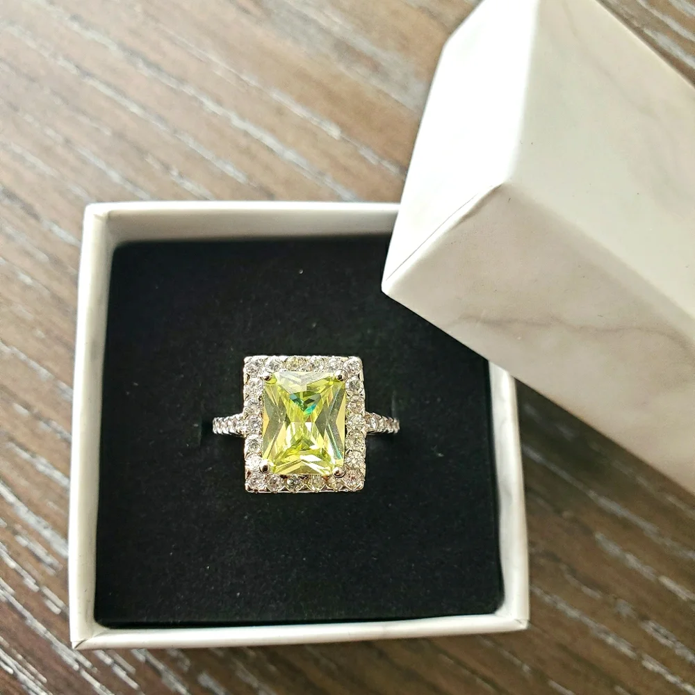 Canary yellow cushion cut diamond - Picture 1 of 12